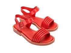 It's all puffed up perfection in the retro-inspired Mar Wave sandals. With inflated-like details and a fresh squared-off toe, these sandals get all the on-trend style points that take your look from day to night. Plus, a buckle closure around the heel and cushy insole keeps them comfortable wherever you're strutting your stuff. Red Sandals With Buckle Closure For Summer, Red Buckle Closure Sandals For Summer, Red Sandals With Buckle Closure For Spring, Casual Red Sandals With Adjustable Strap, Retro Summer Sandals With Buckle Closure, Trendy Jelly Sandals With Ankle Strap And Buckle, Retro Sandals With Buckle Closure For Summer, Trendy Ankle Strap Jelly Sandals With Buckle, Trendy Open Heel Sandals With Buckle