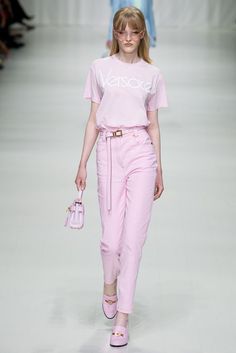 Versace - Pasarela Smart Casual Fashion Women, Valentino 2017, Outfits Pastel, Versace Style, Rilakkuma, 가을 패션, Mode Vintage