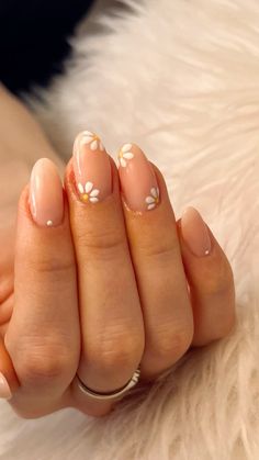 Fiori nail art Nails Flower Simple, Minimal Daisy Nails, Nail Art Small Flowers, Tan Flower Nails, Simple Nail Ideas Oval Shape, Nail Art Design For Birthday, Neutral Floral Nails Short, Simple Summer Nails With Flowers, Minimal Flower Nail Design