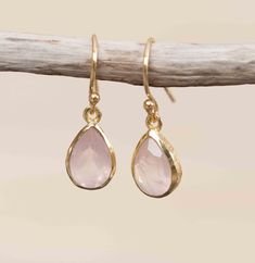 》D E T A I L S《 ✦ M E T A L : 18k Gold Plated ✦ S T O N E : Rose Quartz ✦ B I R T H S T O N E : January 💎 Rose Quartz is the LOVE stone. It restores trust and harmony in relationships, encouraging unconditional love. Rose Quartz purifies and opens the heart at all levels to promote love, self-love, friendship, deep inner healing and feelings of peace. ✧ Please note natural gemstones are unique and may vary in shape or color. ✧ 》✦ S A V E * B U Y * M O R E ✦《 Use the code MARESIA2 and get 10% OF Rose Quartz Jewelry, Bling Earrings, Tear Drop Earrings, Chalcedony Ring, Rose Quartz Earrings, Everyday Gifts, Inner Healing, Quartz Jewelry, Quartz Rose