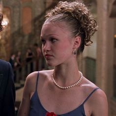 Pretty Hairstyles For Homecoming, 90s Prom Hairstyles, 90s Prom Hair, 90s Hairstyles Curly Hair, Katarina Stratford, Aesthetic Trinkets, Winter Formal Hairstyles, Kat Stratford, Julia Stiles