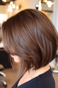 Save this pin for the best layered bob haircuts. For a bold and modern look, the inverted bob delivers just the right amount of edge. The back is cut slightly shorter, with the layers gradually lengthening towards the front, creating a sharp, angular shape. Triangular Layers Haircut, Triangular Layers, Shorter Layered Haircuts, Over 60 Hairstyles