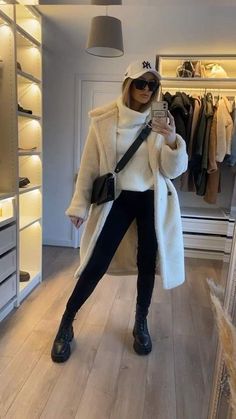 New York Fashion Fall 2022, Santa Fe Outfits Winter, A Coat Outfit, Winter Style 2023, Very Cold Winter Outfits, White Winter Outfits, Knitwear Ootd, New York Winter Fashion, Knitted Dress Outfit