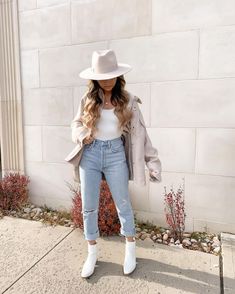 White Boot Outfit Fall, Outfits With White Boots, Ankle Boots Outfit Fall, White Combat Boots, Cowgirl Boots Outfit