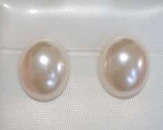 WELCOME TO MY HANDMADE SHOP: VINTAGE GENUINE 14K GF MAJORCA PEARL OVAL DOME 13 MM STUDS EARRINGS THESE ARE VINTAGE 14k GOLD FILLED MAJORCA PEARL DOME CABS DIAMETER OF CARVED DOME CABS : 13 MM X 10 MM NICE SIZE SEE PHOTOS. GORGEOUS COLORING ON THESE CARVED MAJORCA DOME STUDS VERY COOL LOOKING. YOU WILL LOVE WEARING IT. Coral Roses, Majorca, Pearl Studs, Handmade Shop, Jewelry Earrings Studs, Gold Filled, Vintage Shops, Pearl Earrings, Jewelry Earrings