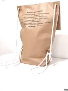 Super cool shopping bag / paper backpack....We <3 it! http://www.packagingspecialist.eu/ Paper Backpack, Shopping Bag Design, Paper Bag Design, Kraft Packaging, Eco Packaging, Cool Packaging