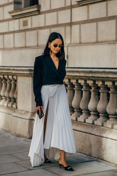 Blazer With Skirt Outfits, Skirt Outfits Maxi, Outfits Maxi Skirt, Working Closet, Blazer With Skirt, Long Black Pencil Skirt, Street Lifestyle, 2020 Street Style, Long Floral Skirt