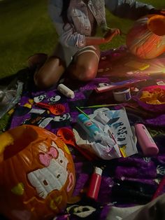 Friend Halloween Activities, Halloween Friend Pictures, Halloween Activities Aesthetic, What To Do On Halloween With Friends, Halloween Ideas With Friends, Halloween Stuff To Do, Halloween Hangout Ideas, Halloween Things To Do With Friends, Halloween Friends Aesthetic