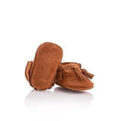 Wrap your little one's feet in cozy comfort with our Leather Baby Moccasins. Crafted with care and designed for durability, these booties are perfect for keeping tiny toes warm and stylish. Handcrafted from soft, high-quality leather, our baby booties provide gentle support for delicate feet. The flexible sole ensures natural movement, while the snug fit keeps them secure on little feet. Ideal for both baby girls and boys, these soft sole leather baby booties are versatile and practical. The cla Thoughtful Baby Gifts, Baby Boy Booties, Leather Baby Moccasins, Toddler Moccasins, Baby Moccs, Brown Slippers, Newborn Shoes, Tan Booties, Walking Barefoot