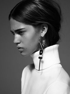 Turtleneck Hair Now - Man Repeller Louis Vuitton Earrings, Ear Earrings, Earrings Inspiration, Mode Inspo, White Photo, Single Earring, Fashion Books