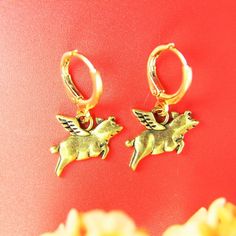 ♥ Golden Flying Pig Earrings Flying Pig Earrings Flying Pig Jewelry Pig Pendant Animal Jewelry Personalized ♥ This is Beautiful Golden Flying Pig Earrings Charm on ear hook ♥ You will receive 1 pair ♥ Alloy Pendant charm Flying Pig Golden Nickel Free & Lead Free about 15x10x3 mm ♥ hook 14.7x12x2 mm ♥ We strive for next day shipping, but we do not ship on Saturdays, Sundays, and Holidays. It may sometimes take a bit longer when we have unusually large volume of orders. Thank you for your patience Flying Pig Earrings, Pig Jewelry, Pig Earrings, Gifts For Dentist, Flying Pig, Jewelry Personalized, Grandma Gift, Etsy Personalized Gifts, Valentines Necklace