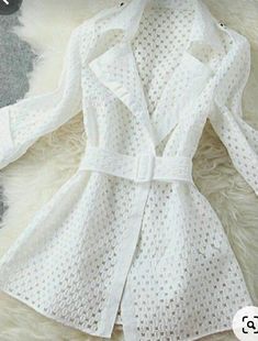 Shrug Outfits, Chic Outfits Edgy, Style Trench Coat, Trench Coat Fall, Crochet Sweater Design, Easy Diy Clothes, Fashion Design Patterns, Coat White