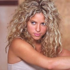 Shakira Hair, Blonde Highlights Curly Hair, Dyed Curly Hair, Blonde Curls, Colored Curly Hair, Curly Hair Styles Easy, Pinterest Hair