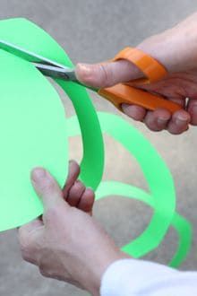 Spiral Streamers - DIY Party Decor by Rachel Meeks for Alphamom.com #BirthdayParty #Party #PartyDecor #DIYPartyDecor #PaperCraft #PaperPartyDecoration Glow Party, Neon Party, Diy Birthday, Birthday Fun, Kids Birthday Party, Party Time