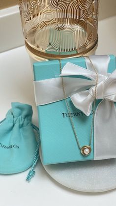 Authentic Tiffany & Co. Necklace 16 in” Knot Hoop Twist Circle Pearl 18K Yellow Gold It’s in excellent pre-loved condition, absolutely stunning beautiful pearl in the center of a gold twisted pendant I’ll be happy to include a Tiffany blue box, travel pouch and white satin bow Happy buy, all sales are final friends! ✨💋 Tiffany Blue Box, Tiffany Necklace, Teal Wedding, Tiffany Jewelry, Teal Orange, Tiffany And Co, Blue Box, Satin Bow, Tiffany Blue