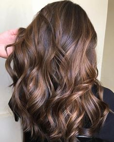 Dark Hair With Highlights And Lowlights, Highlights For Dark Brown Hair, Dark Hair With Highlights, Caramel Highlights, Brown Balayage, Dark Brown Hair Color, Highlights Brown Hair