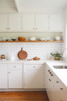 30 Stylish Mid-Century Modern Kitchen Design Ideas You’ll Love - The Ivy Kitchen Blog Mid Century Modern House Interior, Retro Modern Kitchen, Ivy Kitchen, Inset Kitchen Cabinets, Mid Century Modern Kitchen Design, Mid Century Kitchen Decor, House Interior Ideas, Modern Kitchen Design Ideas, Retro Appliances