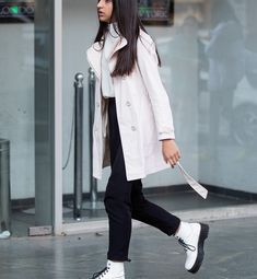 Winter Outfits White Boots, How To Style White Combat Boots, How To Wear White Boots, How To Style White Boots, Boots Outfit Rainy Day, White Winter Boots Outfit, Dr Martens White Boots Outfit, White Boots Outfit Fall, Styling White Boots