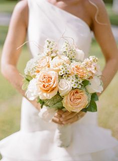 White and Peach Wedding Color Palettes 2024, Peach Bridesmaid Dresses, White Bridal Gown - ColorsBridesmaid Peach Wedding Flowers Bouquet, Peach Wedding Bouquet, Peach Bouquet, Peach Wedding Flowers, Boda Diy, A Bouquet Of Flowers, Diy Wedding Flowers, Peach Wedding, Bouquet Of Flowers