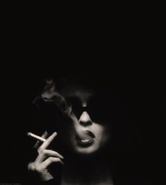 little know fact about me, I am obsessed with old black and white cigarette photos...weird I know Rauch Fotografie, Marla Singer, Trendy Photography, Photography Black And White, Black And White Vintage, Helena Bonham Carter, Black And White Portraits, Dark Photography, Black N White