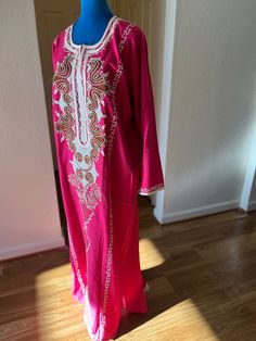 Traditional loose-fitting Egyptian garment. Casual Long Sleeve Pink Kaftan, Casual Pink Long Sleeve Kaftan, Red Long Sleeve Casual Kaftan, Casual Red Long Sleeve Kaftan, Summer Long Sleeve Pink Abaya, Egyptian Jalabiya, Dress Clothes For Women, Washington Dc, Labour Day