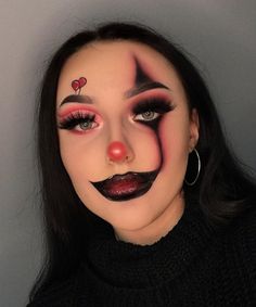 Half Clown Half Skull Makeup, Eyeshadow Looks Halloween, Hawollen Makeup, Best Halloween Makeup Looks, Scary Wednesday Addams Makeup, Cool Makeup For Halloween, Face Painting Halloween Women, Halloween Style Makeup, Halloweenské Líčení Easy