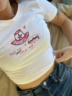 Shirt Taylor- Cowboy Flowy Cropped Tee Geometric Clothing, Emo Girl, Gothic Emo, Girls Crop Tops, Streetwear Aesthetic, Top Streetwear, Vintage Women