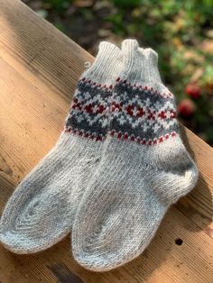 Warm Winter Socks, Handmade Christmas Presents, Wool Boots, Woolen Clothes, Boots Socks, Woolen Socks, Sweater Bags, Socks Christmas, Winter Socks