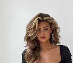 Medium Bouncy Hair, Caramel Shag Hair, 90s Red Carpet Hair, Hair Trends Spring 2023, Big Hair Aesthetic, Big 90s Hair, Elegant Hair Color Ideas, Prom Hair Ideas For Medium Length Hair, 90s Big Hair