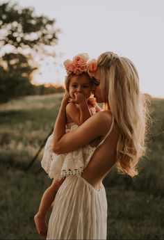 Mom Daughter Photography, Mommy Daughter Photography, Mom Daughter Photos, Mommy Daughter Photoshoot, Mommie Dearest, Fall Photoshoot Ideas, Mommy Daughter Pictures, Portret Feminin, Mommy Daughter Photos