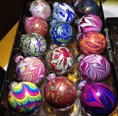 there are many different colored balls in the box