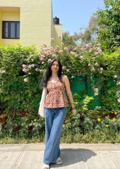 Jeans Short Kurti Style, College Wear Kurtis With Jeans, Short Kurti With Wide Leg Jeans, Short Kurti With Jeans Outfit Aesthetic, How To Style Short Kurti With Jeans, College Wear Outfits Indian, Short Kurtis For Jeans Indian, Kurta Jeans Outfit, Short Kurti And Jeans