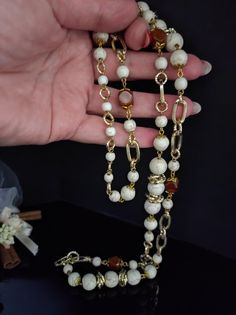 Beautiful long 1950s style chain necklace, composed of golden aluminum chain and white turquoise pearls with golden veins. Special resin pearls are inserted into the necklace which give a magical and elegant touch. The chain is with different shape rings. The necklace is very elegant, perfect for low-cut evening dresses but also for a single-colored winter sweater. The necklace is 90 cm long and has no clasp. Perfect for those who love classic and elegant style. All jewels are delivered in a decorated box, ready to be given as a gift to your loved one. How to take care of your jewellery: put on your beauty products (cosmetics, perfumes, ...) before wearing your precious jewel. Clean your jewelry with a soft cloth after wearing. Don't use water. Make sure you store your jewelry separately t Long Chain Necklace, White Turquoise, White Howlite, Precious Jewels, 50s Fashion, 1950s Fashion, Elegant Style, Long Necklace, Necklace Etsy