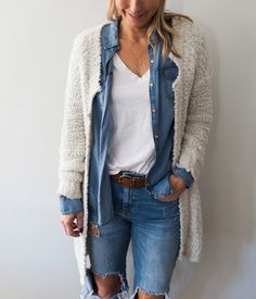 Denim Shirt Outfit Women, Denim Shirt Outfit, Denim On Denim Looks, Look Boho Chic, Denim On Denim, Layering Outfits, Navy Fashion, Mode Inspiration, Denim Outfit