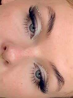 Sequin Makeup Eye, Concert Makeup Brown Eyes, Nye Make Up, Makeup Looks With Crystals, Prom Makeup Euphoria, Make Up Carnevale, Cristal Makeup Looks, Eyeshadow Looks Neutral, Smokey Eye With Gems