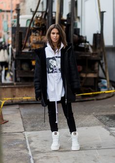 tomboy oversized hoodies oversize popsugar Outfit Tomboy, Airplane Outfit, Oversized Hoodie Outfit, Hoodie Outfit Casual, Hoody Outfits, Tomboy Outfit Ideas, Tomboy Outfit, Oversize Outfit, Outfit Oversize