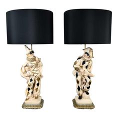 a pair of lamps that are sitting next to each other