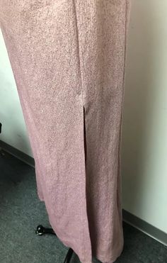 Rosa chispeante Vestido de crepé francés con fruncido lateral y abertura lateral en venta en 1stDibs Pink Maxi Dress With Side Slits For Party, Elegant Pink Split Maxi Dress, Pink Maxi Dress With Side Slits For Night Out