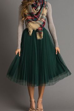 Rok Tile, Gaun Tulle, Rok Midi, Tulle Skirts Outfit, Skirt Tulle, Green Tulle, Tulle Midi Skirt, Moda Chic, Looks Black