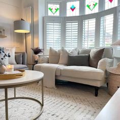 26+ Bay Window Seating Ideas for a Breathtaking Living Room View Bay Window Couch, Bay Window Living Room Ideas, Window Couch, Sofas Ideas Living Room, Bay Window Ideas