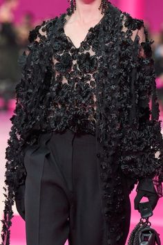 Gay Club Outfit, Lace Runway 2023, Valentino Couture 2022, Valentino Fall 2022 Couture, Ysl Fashion Show 2022, Avangard Fashion, Black Lace Runway, Valentino Collection, Gala Ideas