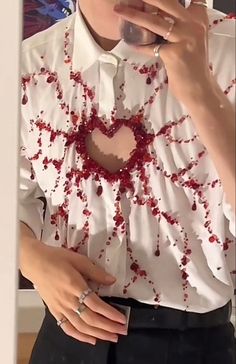 Diy Chemise, Cutout Shirts, Beaded Shirt, Heart Shirt, Mode Inspo, Diy Shirt, Heart Beads, Character Outfits, Mode Inspiration