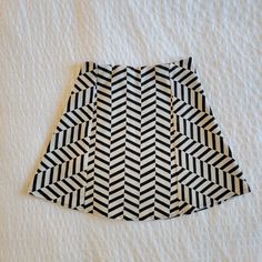 Black And White Woven A-Line Mini Skirt Size Small. Elastic Waist Pull On Style Trendy White Zara Mini Skirt, Zara White Lined Mini Skirt, Zara Skirt, Pink Polka Dot Dress, Zara Mini, A Line Mini Skirt, Zara Skirts, Love Handles, Black Mini Skirt