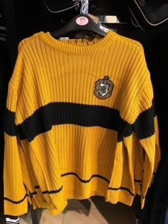 Hufflepuff Uniform, Primark Outfit, Hufflepuff Outfit, Hufflepuff Stuff, Harry Potter Clothes, Stile Harry Potter, Harry Potter Merch, Hufflepuff Aesthetic, Hogwarts Outfits