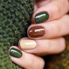 Olive green and brown nails are a classic style that look classy and cute for any occasion. As a pleasant but muted shade, you can use brown to create subtle nail art or exciting geometric designs on select fingers. To add a touch of sparkle, ask your nail tech to apply a thin layer of brown glitter over each nail for a feminine style looks fantastic for autumn. Nails Green And Brown, Fall Gel Nails, Nails Green, Fall Nail Colors, Brown Nails, Dipped Nails, Manicure Y Pedicure, Fall Nail Designs, Chic Nails