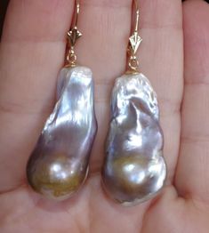 14K Large  Teardrop  Mabe  Keshi Baroque Pearl  Leverback Earrings Being offered is a fabulous   14K GOLD  47 MM Large  White  Creamy  Brown  Cultured  Mabe Teradrops These are Large  Mabe  Pearl leverback Earrings  33 mm X 15 mm  Cultured  Mabe Pearls 15.5  GRAMS /   78 CARATS Noticable Size Drops  47  MM Top  TO Bottom  including ear wires Please see photos. It is in an excellent vintage condition.  You will be very pleased. Pearl Earring Jacket, Large Pearl Earrings, Mabe Pearl, Leverback Earrings, Earrings Photo, Pearl Studs, Tear Drop, Baroque Pearls, Large White