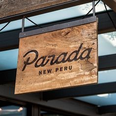 a sign hanging from the side of a building that says parada new peru on it