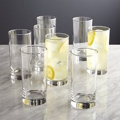 there are many glasses that have lemon slices in them