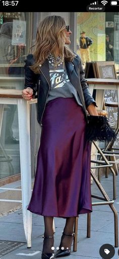 Purple Leather Skirt Outfit, Purple Midi Skirt Outfit, Burgundy Satin Skirt Outfit, Purple Skirt Outfit, Satin Skirt Outfit, Chique Outfit, Chique Outfits, Makijaż Smokey Eye, Moda Chic