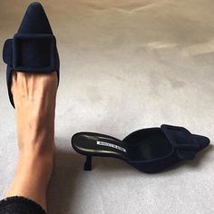 CLASSIC Manolo Blahnik Maysale, Dr Shoes, Manolo Blahnik Heels, Fashionable Shoes, Shoe Inspiration, Fabulous Shoes, Mode Inspo, Dream Shoes, Shoe Obsession